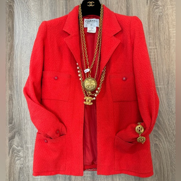 LOT 2315 Chanel 1996 spring 4 pockets blazer with 6 vintage buttons - Picture 1 of 14